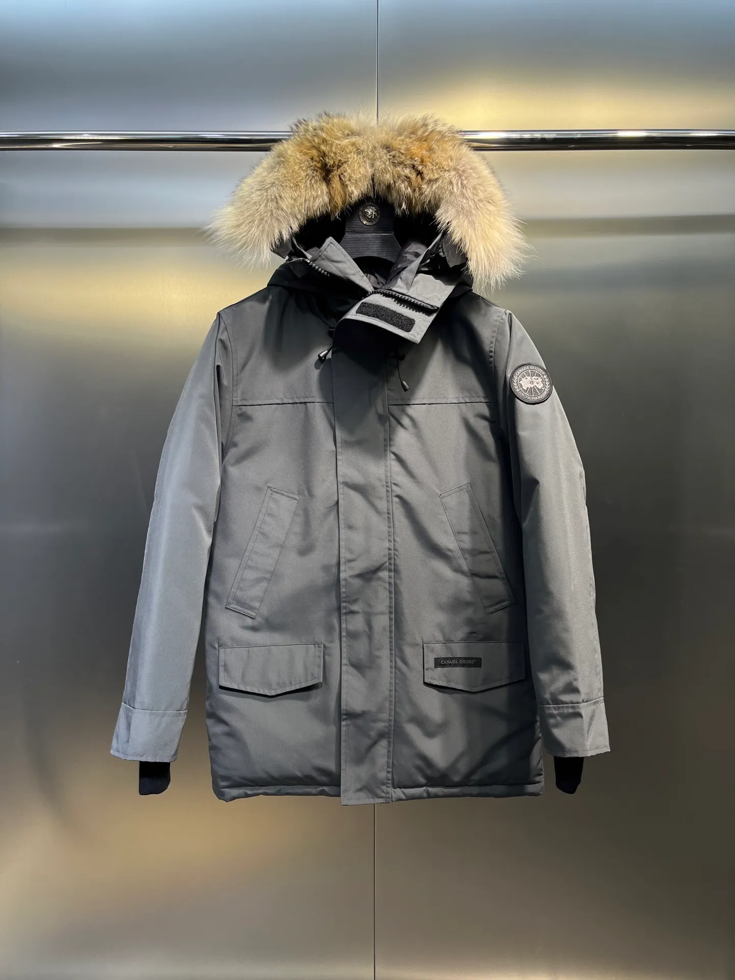P840 𝘾𝘼𝙉𝘼𝘿𝘼 𝙂𝙊𝙊𝙎𝙀Big Goose 13# The design of Big Goose 13 is simple and elegant, a little longer than the 08 model, more suitable for men and suitable for business people. This down jacket is popular for its simple design, which is not only practical but also has a certain sense of fashion. In terms of applicability, the Daye 13 model provides good thermal insulation performance. Its thermal insulation coefficient is level 5, which can provide enough warmth and is suitable for wearing in cold environments. In addition, the Daye 13 model also has a high cost performance. Compared with other models, it provides a better balance between price and performance, making it more competitive in the market.  size：xs-xxl